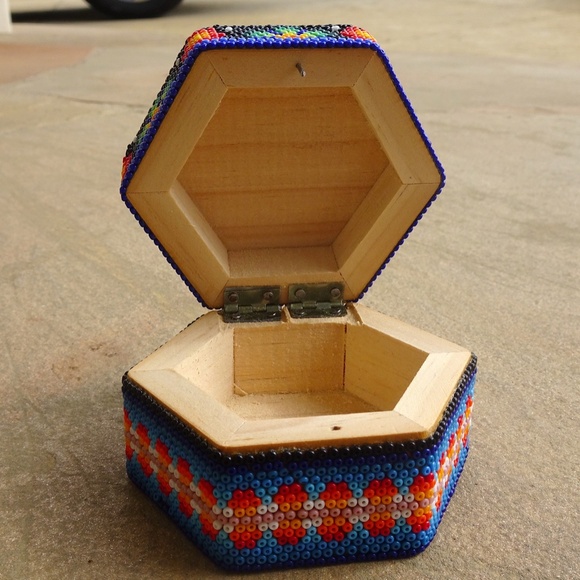 Colorful Vintage Beaded Mexican Folk Art Decorativ Box Handmade Huichol Treasure - Picture 6 of 9